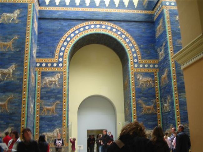 ペルガモン博物館内。<br />ここは日本語の解説イヤホンを無料で貸し出されており、<br />臨場感タップリ！<br />歴史に興味のない方にも一番のオススメ！！<br />博物館島にあります。