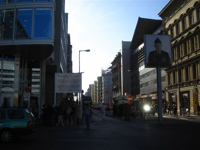 チェックポイント・チャーリーハウス。<br />東西ベルリンの分岐点の象徴です。<br />壁にまつわる様々な話と歴史が展示されております。<br />必見！