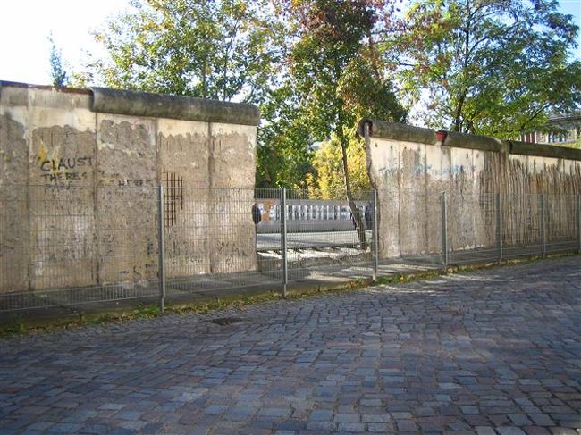 ベルリンの壁。<br />破壊された後が非常に生生しい。<br />人々の想いが読み取れるようで、色々と感じてしまいました･･･。