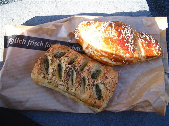 お昼にドイツパンを食しました。<br />右がラオゲンクロワッサンという、伝統的なドイツパン。<br />左はほうれん草のパイ。美味しかったです★