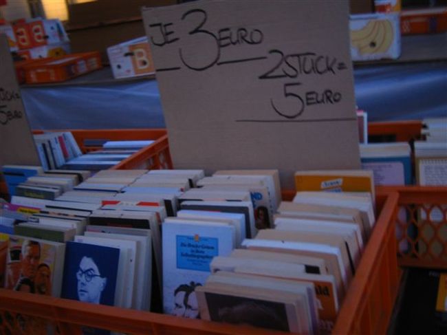 フンボルト大学前にあった青空古本屋。<br />大学の教官らしき人が大勢のぞいていました。