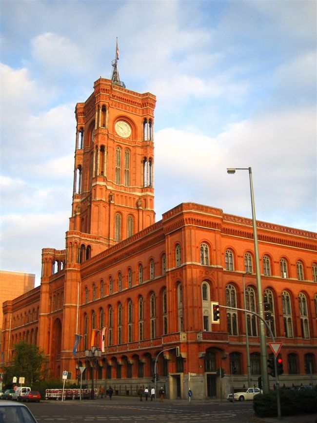 赤の市庁舎。<br />旧東ドイツのなごり。