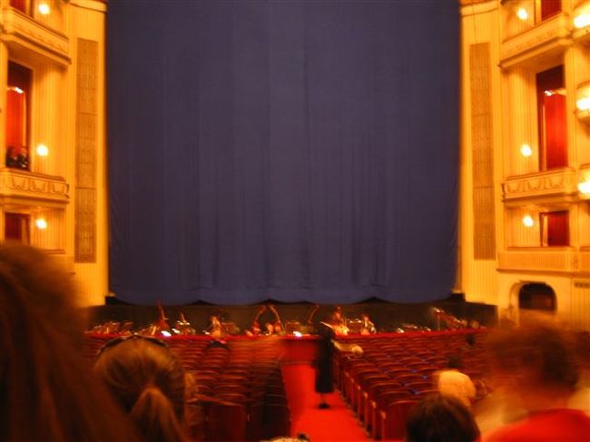 この日は『ダフネ』だったのですが、<br />あまりオペラではやらない演目らしいです。<br />ロビーのカフェで一緒になった、<br />日本人のオペラファンの方が仰っていました。