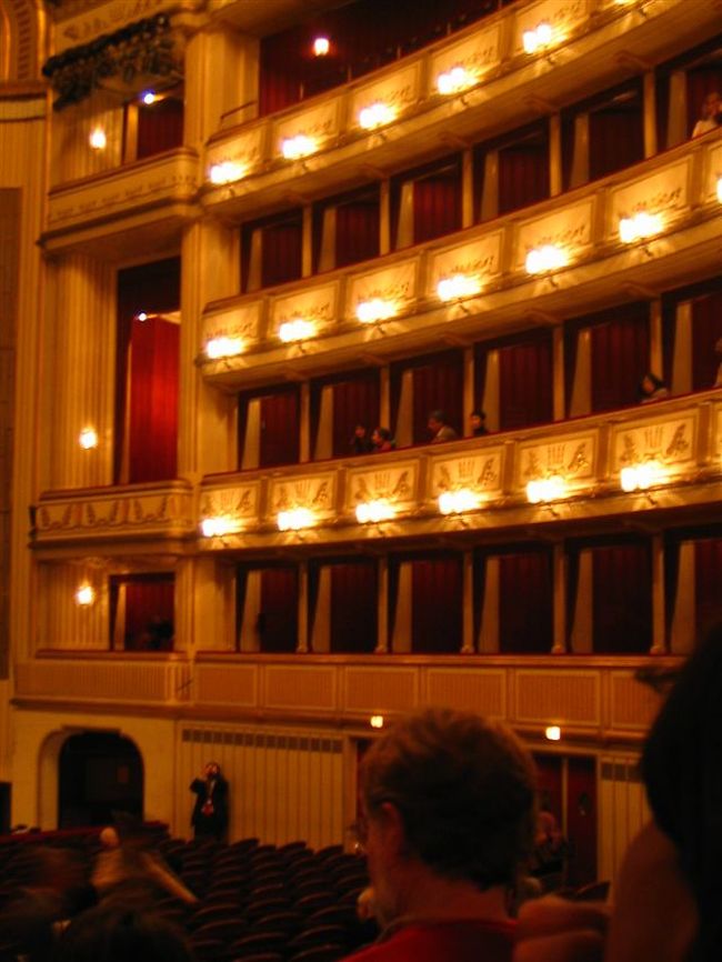 両端はさながら中世。