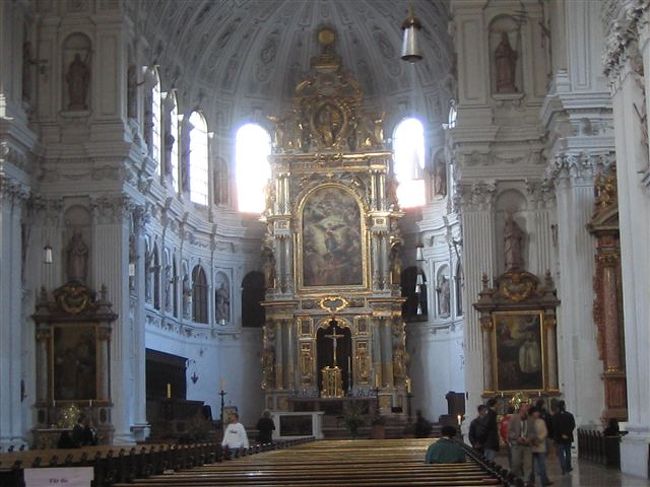 途中入った教会。<br />内部までステキです。