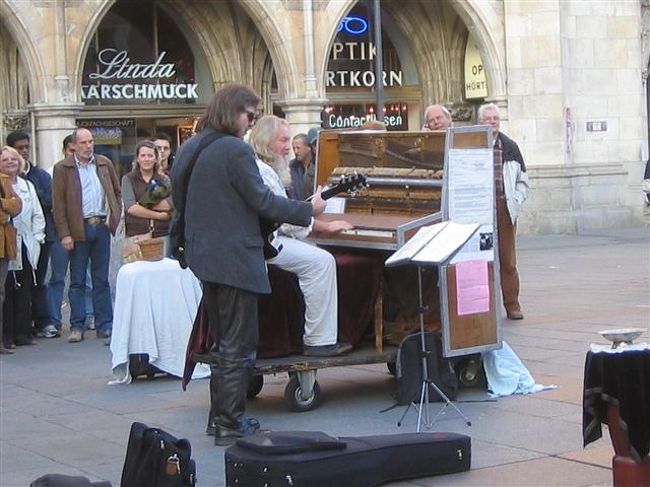 レイ・チャールズみたいにおじさんがオルガンを弾いていた。<br />かなりノリノリだった。<br />途中、隣にいたエレキギターの若者とセッションが始まる。<br />なんだか感動。