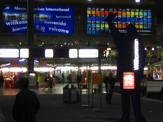 ミュンヘン駅ホーム。<br />ここから１２時間、夜行列車に揺られて一路デンマークへ。<br />（ちなみにこの路線、人がほとんどいなかった･･･）<br />料金は座席使用で、乗車代＋４ユーロ。破格。
