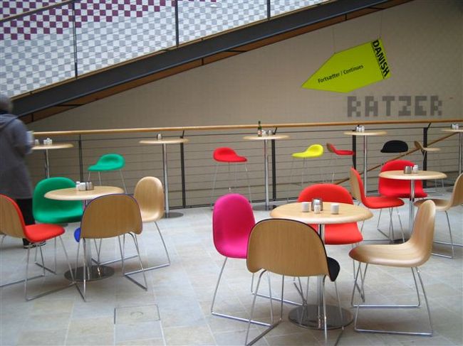 デンマーク･デザイン･センターへ。<br />併設の休憩所兼カフェー。<br />もうすでにここからオサレです･･･。<br /><br />http://www.ddc.dk/