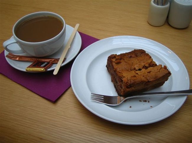 カフェーではリンゴのケーキとコーヒーを頂きました。<br />素朴なお味でGOOD！<br /><br />ちなみにカトラリーがジョージ･ジェンセン、陶器とナプキンははロイヤルコペンハーゲン製･･･。流石としか言えない。