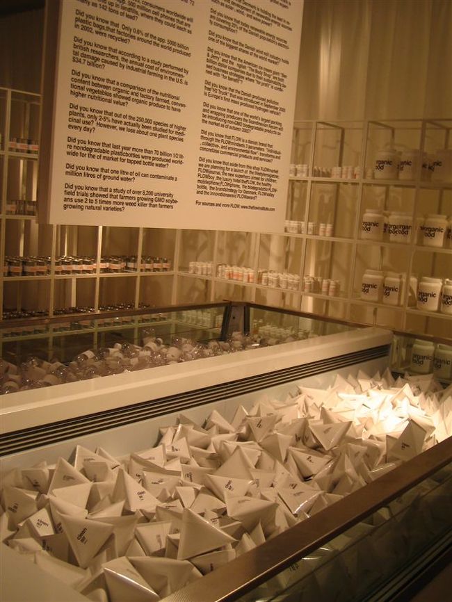 物質と物欲、生活と自己を見つめなおすような、<br />ほとんど空っぽの容器だけが並ぶ。<br /><br />http://www.theflowmarket.com/