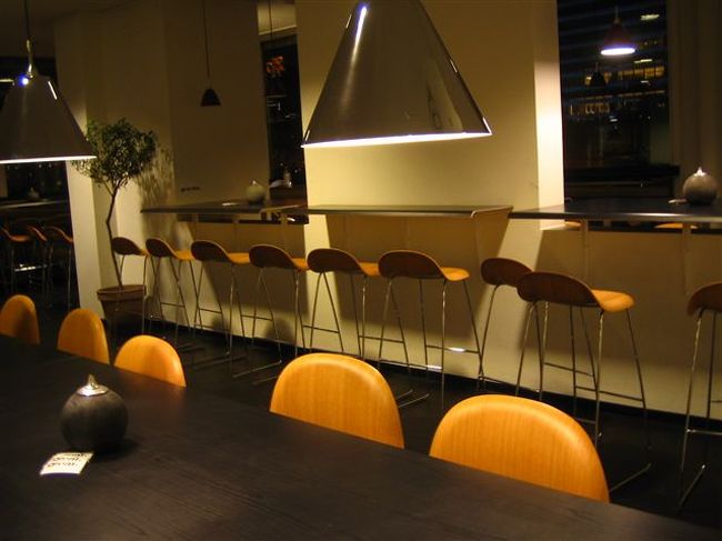 YHの食堂。デリになっていて量り売りです。<br />夜になるとキャンドルが付いて、雰囲気満点！