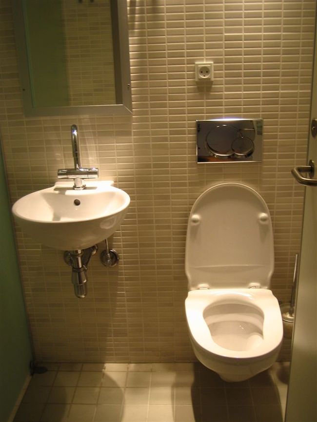 失礼と思いつつ、お手洗いと洗面所。<br />ここにもスキがありません。<br />