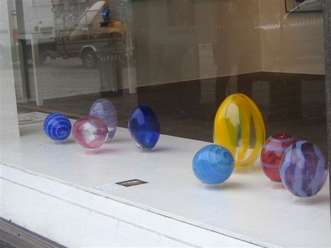 街角のギャラリーにて。<br />ガラス細工？綺麗です。