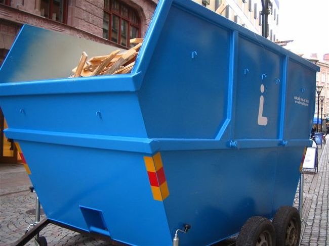 たぶんゴミ収集車か運搬用トラックかと思われます。<br />なのに、どこかカワイイデザイン。<br />