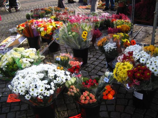 広場には花市が。