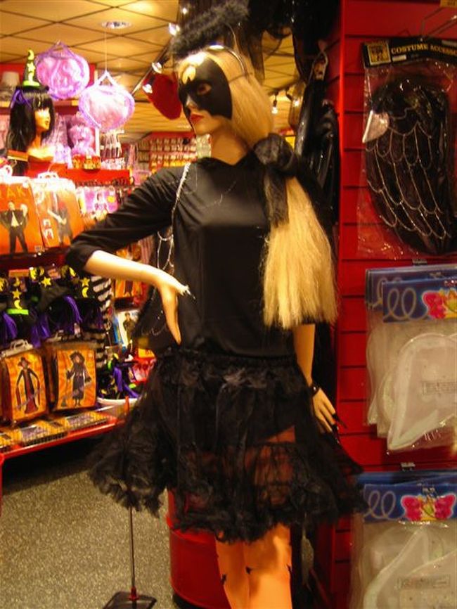 ハロウィンに近かったせいか、コスプレ屋が大盛況！<br />この他にもゴシック系のものは沢山ありました。<br /><br />デンマークからスウェーデンに入った途端、<br />街に、人々に、ロックの匂いを感じました。<br />ここもその象徴の一つです。
