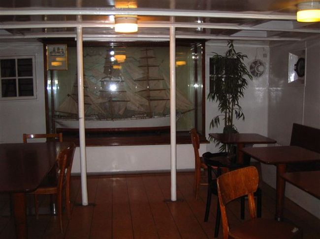 到着したのは夜でした。<br />宿は船をYHに改造した『af chapman』（アフチャップマン）に。<br />本当に船ｓのまんまで、船室にベッドがあります。<br />横になると、少し波に揺られているのが分かります。<br />