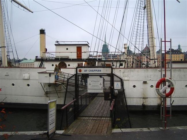 翌朝、建物の外に出たところ。<br />ここがユースホステルの入り口になります。<br />正面の玄関でまず受付を。