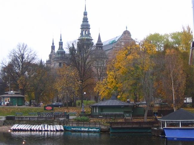 街に出てみます。<br />ここもやはり港町です。<br />船がたくさん並んでいました。