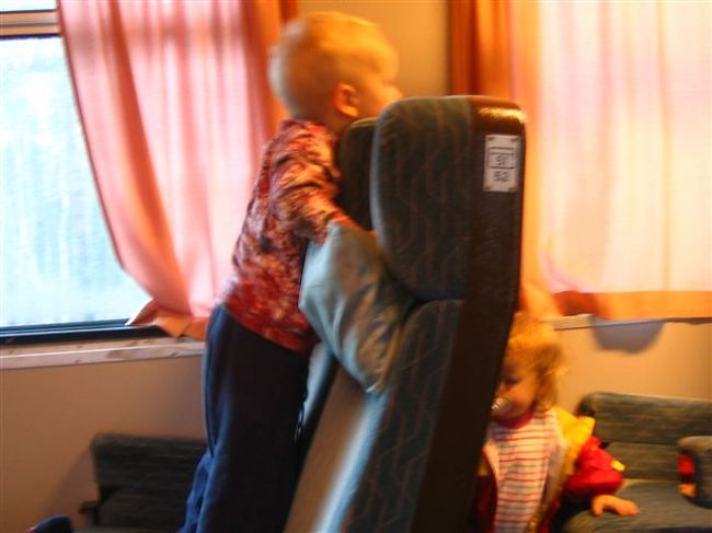 兄妹じゃれあうその２。<br />･･･そのうちエスカレートしすぎて、<br />車両内が大変なことになりました･･･。