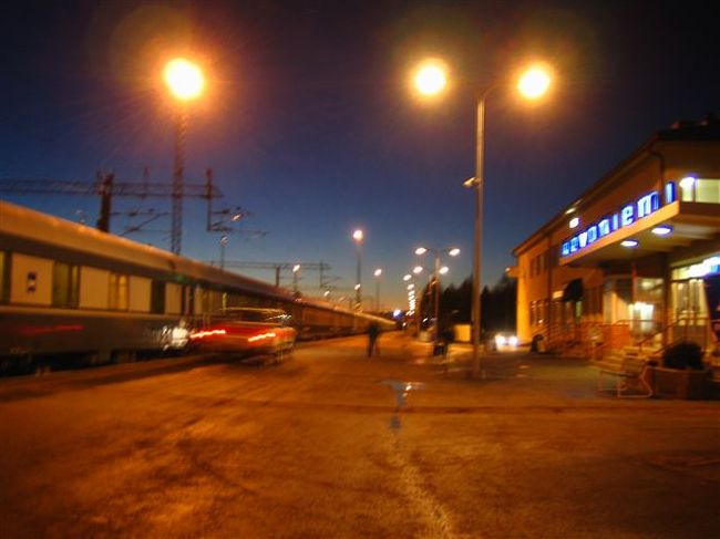 終点、ロヴァニエミの駅に着いたのは１７時。<br />すでにとっぷりと日が暮れています。