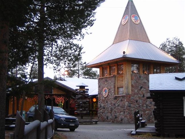 市内より８番バスに乗ってサンタクロース村へ。<br />往復６ユーロ弱。