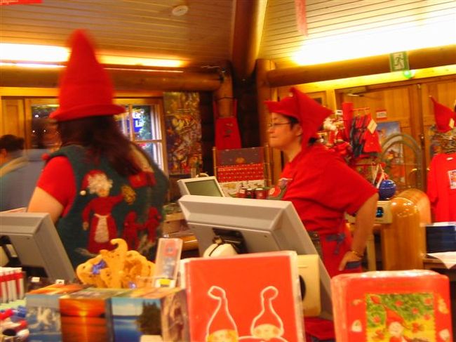 中では、サンサクロースお付きの子ども？妖精？<br />トントゥに扮した局員が･･･。<br /><br />これが公務員だと思うと･･･すごいお国柄です。