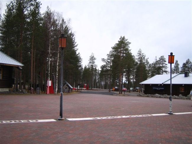 いよいよ北極圏。<br /><br />地面に見える線が、北極圏との境目になります。