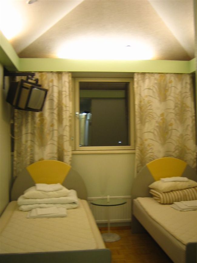 ホステル・ルドルフ宿泊。<br />YH（ユースホステル）ですが、新築の建物でとても綺麗で清潔です。<br />天井の調光が幻想的で素敵。<br />ロヴァニエミで経済的に過ごしたい方はここへどうぞ☆<br />ホテルという感じの雰囲気です。無人。<br />http://www.hotelsantaclaus.fi/?deptid=20875<br /><br />結局オーロラは見れずじまいだったけど、<br />ラップランド訪問はとても有意義なものでした。<br />機会があれば、是非もう一度行きたい。