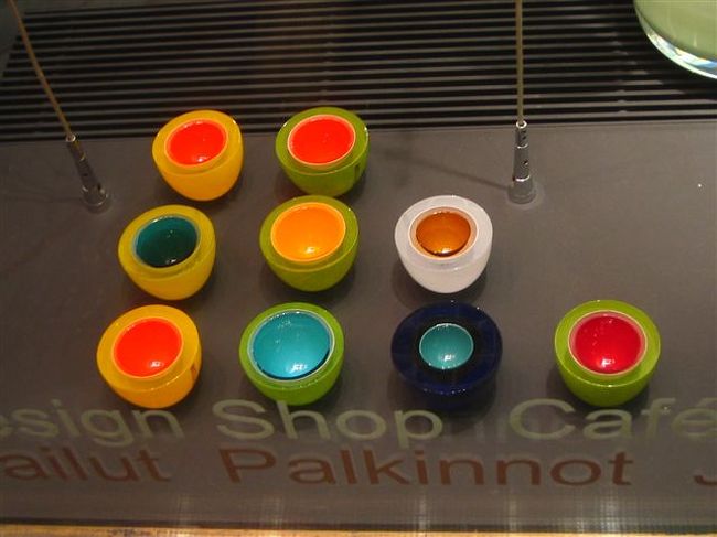 フィンランド・デザインフォーラムのショーウィンドー。<br />これはキャンドルグラスです。