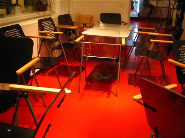 デザインフォーラムから少し歩いたところにある、<br />フィンランド・デザインムセオ（美術館）。<br /><br />館内写真撮影禁止なので、カフェーの写真のみ。