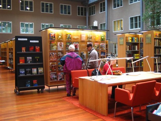 あのアラビア社の本社にある図書館。<br />誰でも閲覧可能のようです。<br /><br />ここにはカフェとファクトリーショップがあり。<br />カフェーでの食器は、全てアラビア製品です。<br />ファクトリーショップは激安です。<br />TEEMAやKARTIOもなげ売り！？されていたり。<br />私も２０点近く買いこんできました･･･。<br />それでも約１００ユーロくらい。絶対お買い得！