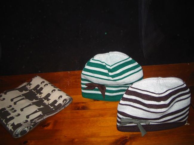 新作の女の子プリントマフラーのようです。<br />目安は日本の約半額くらい。