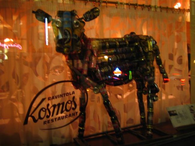 街角のレストランバーのようなところに飾ってありました。<br />これ多分全部、お酒の空き缶･･･。<br />さすが飲兵衛の国。