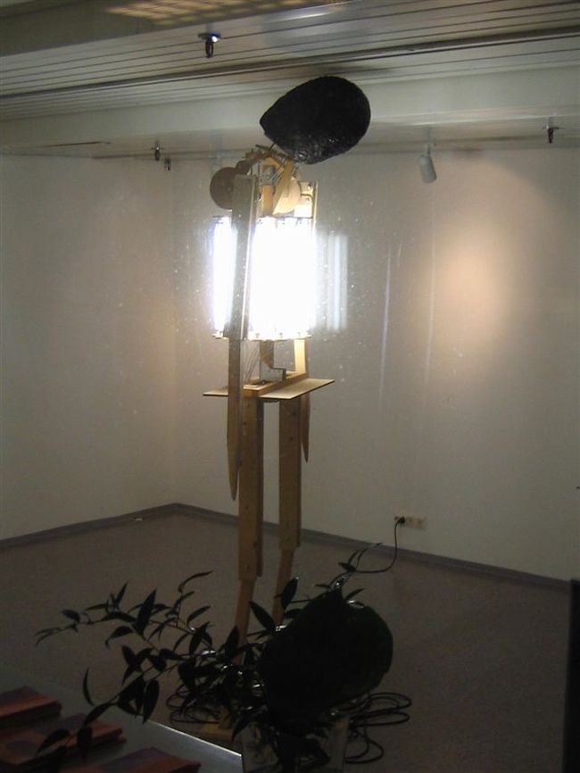 ギャラリーの展示品。<br />首吊り電灯？<br />毒。