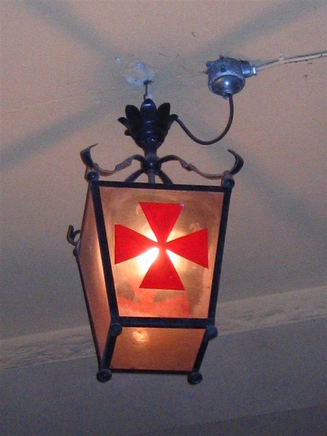 マンションの入り口に取り付けてあったランプ。<br />やっぱりどこかカワイイデザイン。