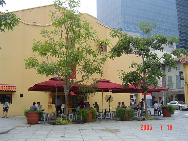 ヤクンカヤトースト。<br />シンガポール名物、カヤトーストのお店です。<br />カヤとはココナツと卵黄と砂糖を合わせたペーストで、スーパーなどでも売っています。<br />これをトーストした薄切りパンに塗り、、薄切りバターと一緒にはさんだ物が、カヤトーストです。<br />以前訪星した折にはチャイナタウンの方にあるヤクンに行きましたが、今回はこちらへ。<br />チャイナタウンの店舗の方が、素朴な感じがして良いかも･･･<br />こちらはオフィス街に近いせいか、サラリーマンの客もいましたヨン。