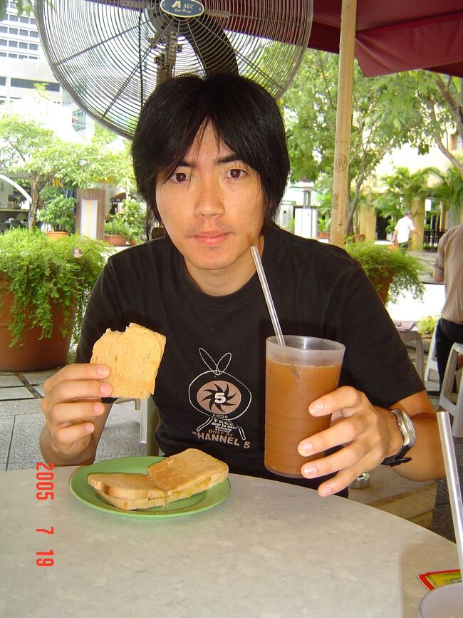 甘いトーストを、甘いコピと食す。<br />うーん、高カロリー!!ま、旅行の時くらいはね☆