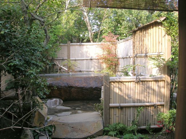 各部屋の庭園には、どれも、露天風呂があり、<br />ゆっくり、つかれます、、、。<br />もちろん、どこからも見られないですよ、、、<br />ふぅー〜〜。。。<br />いい感じ、、、(*^_^*)