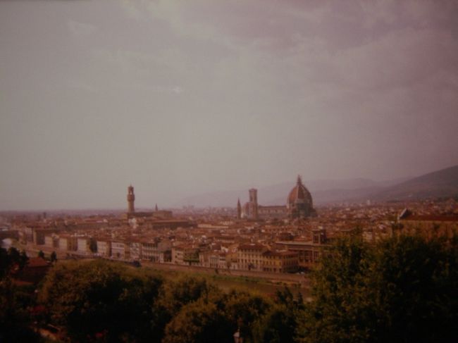 Piazzale Michelangelo,Florence<br /><br />ヴェニスから電車で4時間、フローレンス(Florence)に到着。<br /><br />そびえ立つ”ドゥオーモ”<br />レンガ作りで統一感のある建物<br />フィレンツェの街はお洒落です。<br /><br />ホステルは街の中心から南へ、川を渡った先の下町のような場所。<br />生活感のある場所を見るのが好きなあたしは<br />観光名所そっちのけで下町を歩き回る。<br /><br />ヨーロッパの下町を歩くたびに住みたくなる。