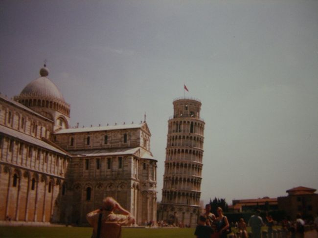 Pisa<br /><br />フィレンツェから日帰りでピサ(Pisa)へ。<br /><br />どうぞ、典型的なツーリストと呼んでくださって結構。<br /><br /><br />ピサの町自体は工場地帯。<br />ピサの塔を見たらあとは何もないって、その通り。<br />傾いた塔だけでこれだけ人を呼ぶとは、逆にすごい。<br />お約束である”塔を支えるわたし”のポーズで写真を撮る観光客が絶えない。<br /><br />塔の内部に入ることはできるが、安全のため一度に入る人数が制限されている。<br />今も少しずつ傾き続けてるんでしょう？<br />イタリアらしい大雑把な設計。素敵。<br /><br /><br />フィレンツェに戻り、翌日電車でローマ(Rome)へ。<br /><br />YHAで同じ部屋に泊まったメキシコ人のLiz。<br />カンクーンというメキシコの有名リゾートに住んでいる彼女。<br /><br />イタリア人の観光客と知り合う機会が多く、彼氏もイタリア人なのではるばる彼に会いに来たと言う。<br />しかし彼にはイタリアに来ていることは秘密。<br />夜には別の男と会う約束をしていた。<br />どういうこと？<br />将来ローマに住むのが彼女の夢。<br />どうもそのための候補を品定めしている最中らしい。<br /><br />彼女お薦めのピザ屋はトレビの泉のすぐそば。<br />行ってビックリ、店員は全員かなりのイケメン。<br />明らかに姉さんはピザより彼らがお目当て。<br />全力で男探しに奮闘するLizは正直で、見ていて可愛い。<br /><br />夜はマウシッリオというイタリア男性とデートの約束。<br /><br />あたし：「念のため言っとくけど、気をつけなよ」<br />Liz：「？一緒に行かないの？」<br /><br />デートじゃないの？2人で会うのはやっぱり不安なの？<br />Liz：「ごちそうしてもらおうよ♪」<br /><br />...仕方ないな！<br /><br /><br />付いて行ったものの、マウリッシオは英語が全然分からない。<br />イタリア語で楽しそうに話す彼らの横で明らかにあたしはお邪魔。<br />Liz姉さんの通訳をはさみながらの盛り上がらない食事。<br />チャオ、とあっさり別れて姉さんとホステルに帰る。<br /><br />「今夜はここにもうお金払っちゃったし」<br />泊まるところがあるのに、お持ち帰りされたくなかったらしい。<br />ここを出たら彼の家に無料で泊まるわ！と宣言。<br /><br />さすが、それでこそ姉さんです。