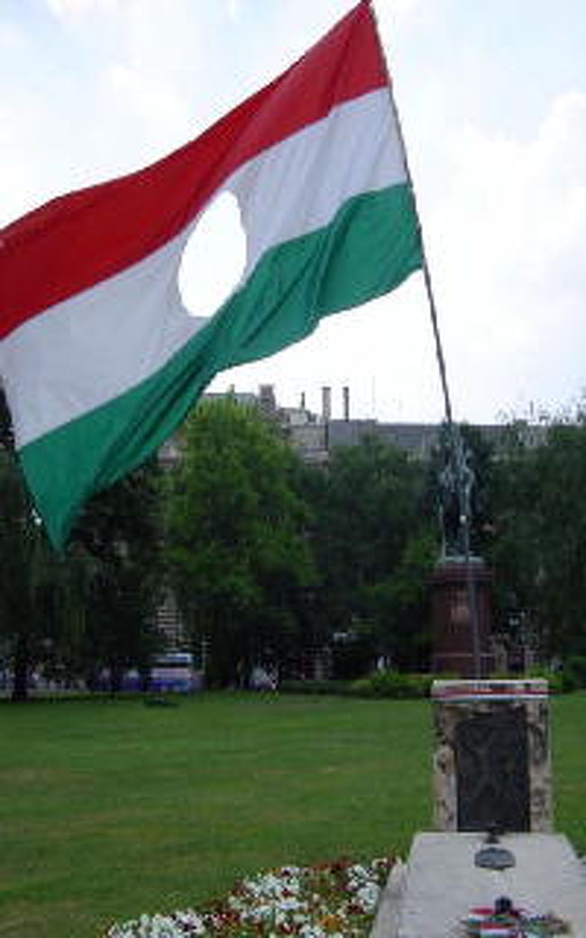 国会議事堂前にある穴のあいた国旗は自由の象徴