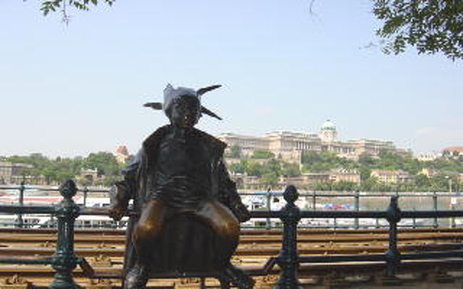 どのパンフレットにもこのコビト（？）が登場する