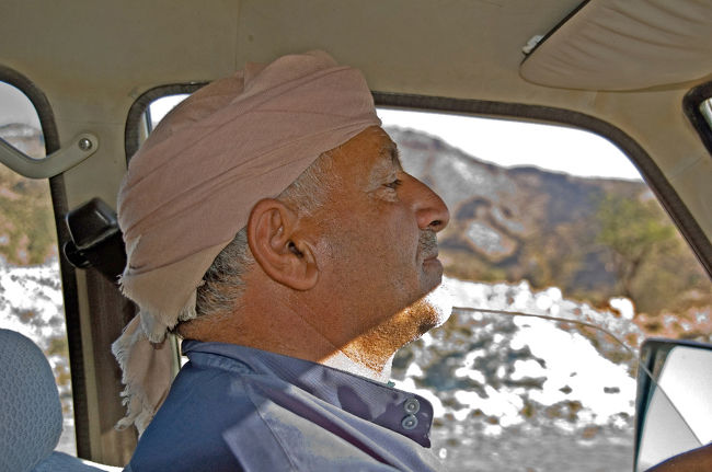 第６日目１月２０日（金）　晴れ　２０〜２９度　蒸し暑い<br />タイズ→アデン　１８０ｋｍ<br />０８：３０　　　ホテル発<br />最初から最後まで私を乗せてくれた2号車の運転手。<br />優しいおじさんです。