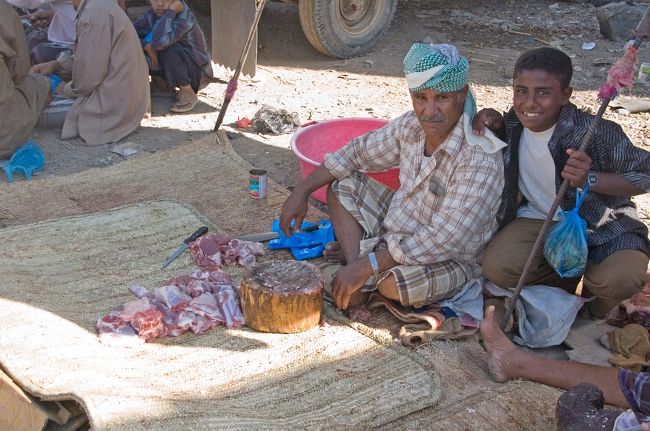 ここではその場で動物を捌いて肉を売っていました。