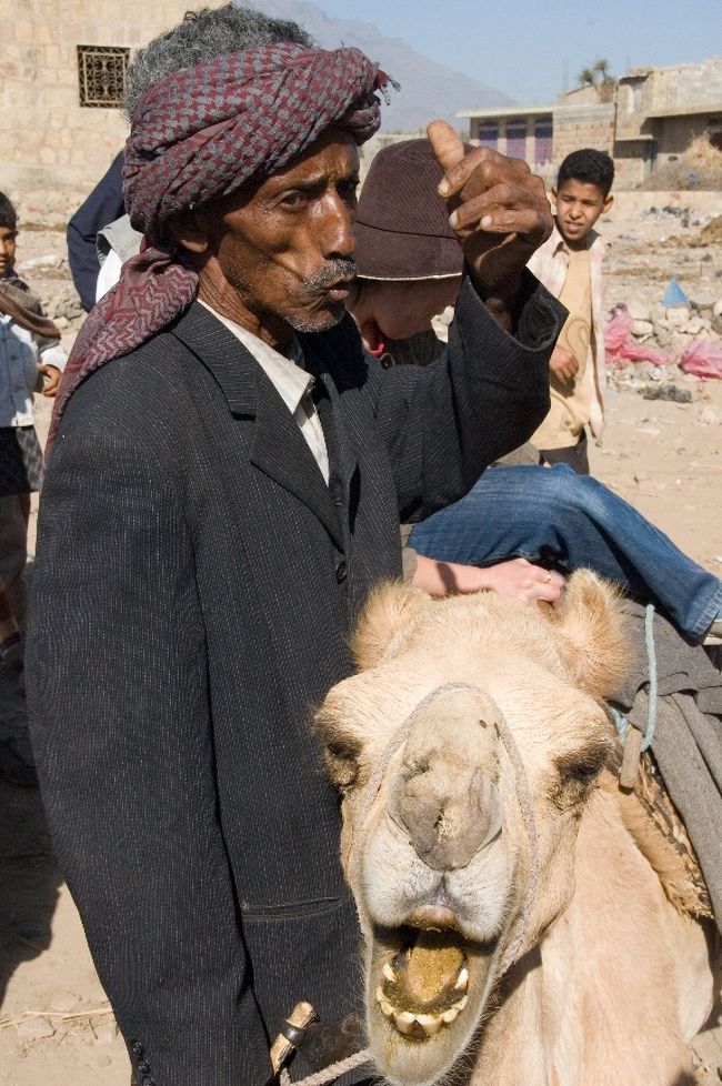 ラクダの持ち主のおじさん<br />女性陣はチップを払って乗せて貰い、記念写真。<br />立ち上がるときに振り落とされそうになっていました。