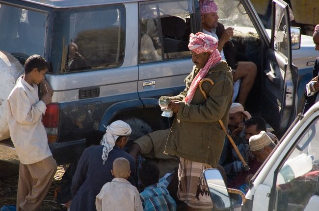 商売成立。<br />沢山の人混みの中で堂々とお金の勘定をしていました。