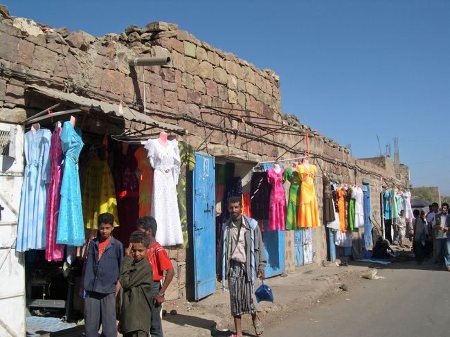 動物スークから離れます。<br />この満艦飾をご覧ください。<br />黒装束アパーヤの下では、誰もがこういう派手なものを着飾っているそうです。<br />外側が黒ばかりの反動でしょうか。