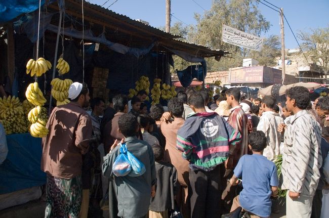 私たちの周りには何十にも人垣が出来てしまいます・<br />抜け出して外から撮りました。