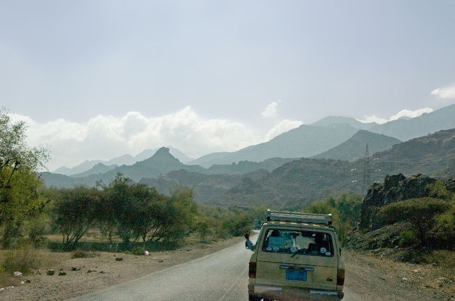 低い山が何重にも墨絵のように重なっていました。